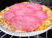 Una foto de pizza de pimientos y salami
