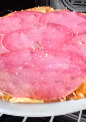 Una foto de Pizza Salami con 4 Quesos Sin Lactosa