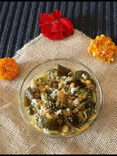 घोसाळ्याची भाजी (ghosalyachi bhaji recipe in marathi) रेसिपी चे मुख्य फोटो