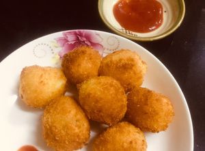 Hình của món Trứng cút bọc khoai tây chiên xù.