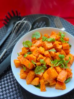 સ્વીટ પોટેટો સ્ટર ફ્રાય(Sweet potato stir fry recipe in Gujarati) રેસીપી મુખ્ય ફોટો