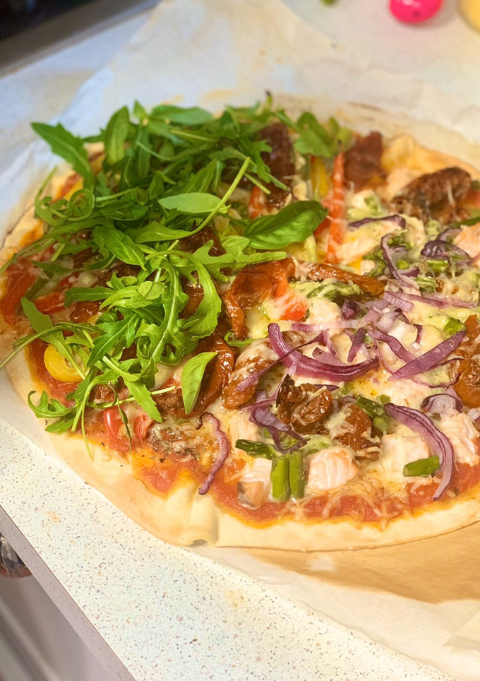 Una foto de Pizza mitad y mitad 🍕