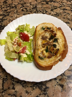 Foto principal de Tostada rellena de calabacín, anchoa y queso de cabra