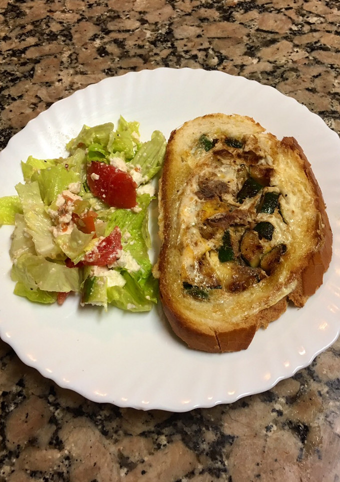 Una foto de Tostada rellena de calabacín, anchoa y queso de cabra