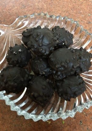 फ़रेरो रॉशर चॉकलेट (Ferrero Rocher Chocolate recipe in Hindi) रेसिपी मुख्य फोटो