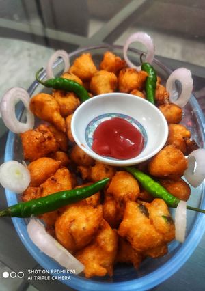 A picture of Mix daal pakodas.