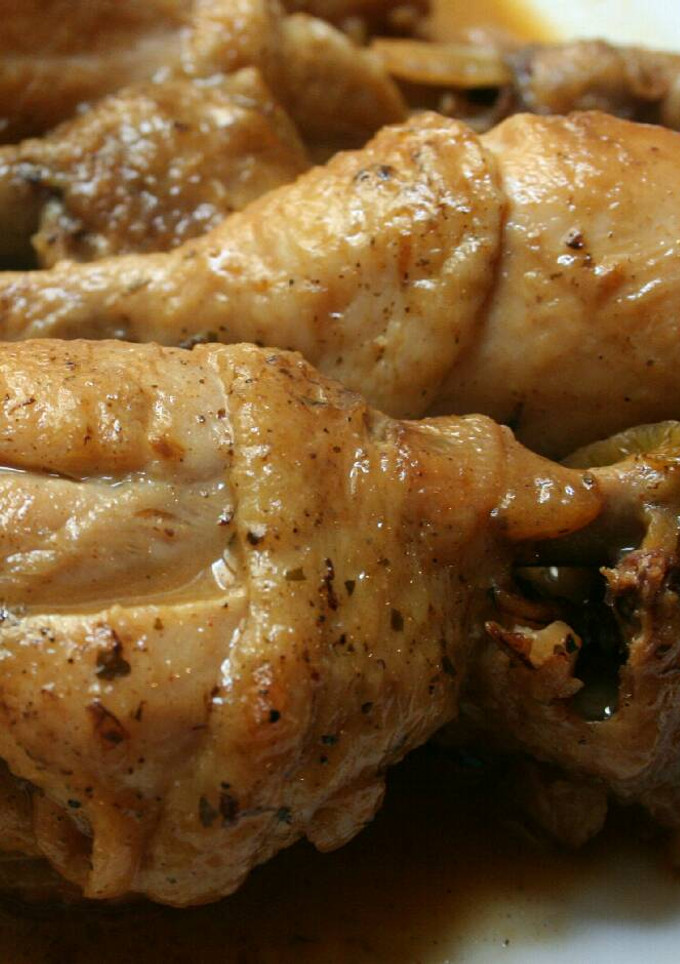 Una foto de Muslos de pollo al orégano con cerveza