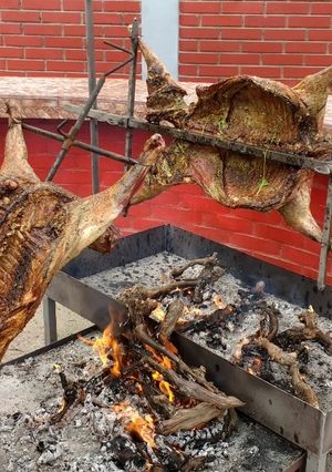 Una foto de Cordero al palo