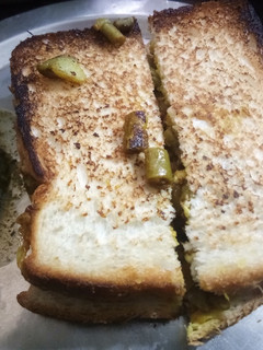 बची हुई सब्जी का सैंडविच (Bachi hui sabzi ka sandwich recipe in hindi) रेसिपी मुख्य फोटो