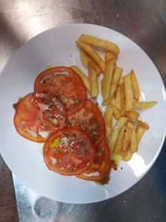 Una foto de Escalopa a la napolitana con patatas fritas
