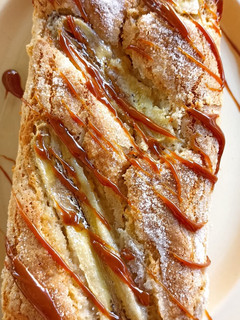Una foto de Budín de banana con dulce de leche 😋