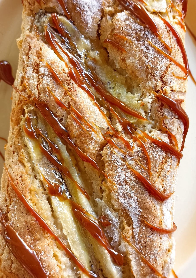 Una foto de Budín de banana con dulce de leche 😋