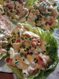 Una foto de Cogollos de lechuga rellenos de carne de pollo y verduras
