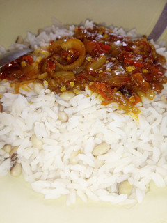 A picture of Wake da shinkafa with sauce.