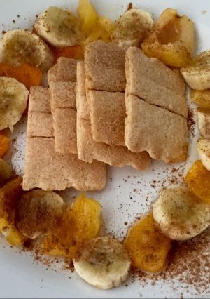 Una foto de Tostadas de arroz con bananas y duraznos caramelizados.light