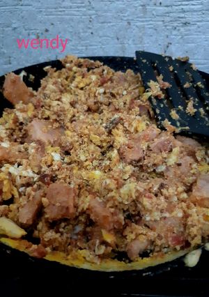 Una foto de Huevos con chuleta y longaniza