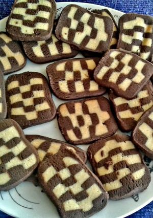 A picture of Vanilla and Chocolate Checkerboard Cookies.