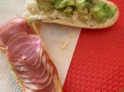 Una foto de comida para llevar al campo