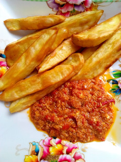 A picture of Fried sweet potato with egg sauce.