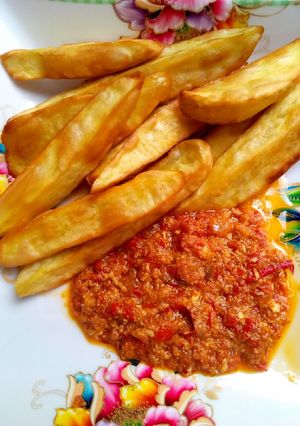 A picture of Fried sweet potato with egg sauce.