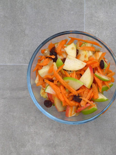 Una foto de Ensalada de zanahoria y manzana