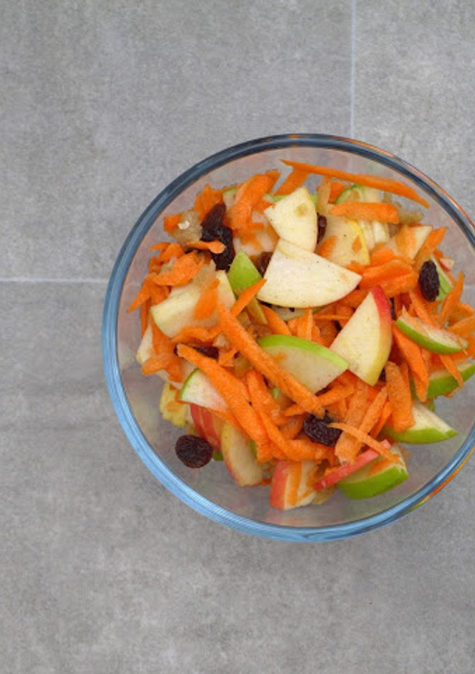 Una foto de Ensalada de zanahoria y manzana