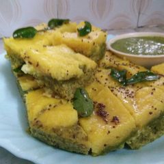 A picture of Sandwich dhokla with coriander chutney.