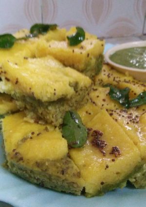 A picture of Sandwich dhokla with coriander chutney.