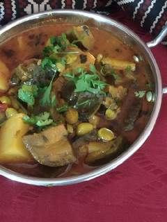 રીંગણ બટાકા ટામેટા દાણાનું શાક (Ringan Bataka Tomato Dana Shak Recipe In Gujarati) રેસીપી મુખ્ય ફોટો