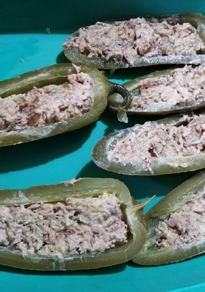 Una foto de Chiles jalapeños con atún