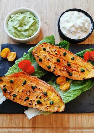 Une photo de Patate douce rôtie avec guacamole maison et tzatziki maison