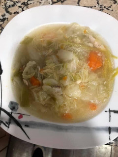 Una foto de Sopa de pollo con verduras