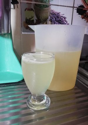 Una foto de Refrescante agua de limón 🍋