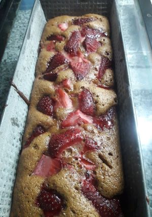 Una foto de Budín integral con frutillas