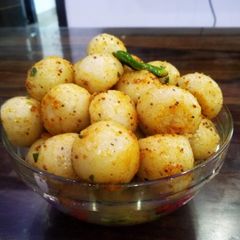 Sooji balls A picture of Sooji balls.