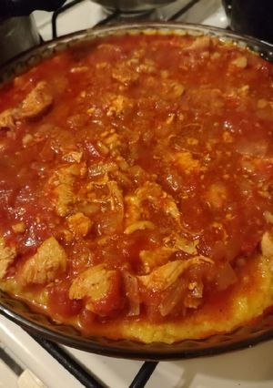 Una foto de Polenta con queso y estofado de pollo