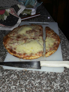 Una foto de Pizza con longaniza y mozzarella