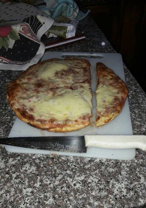 Una foto de Pizza con longaniza y mozzarella