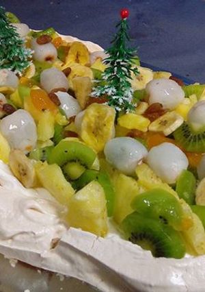 Une photo de Pavlova aux fruits exotiques