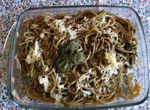 Una foto de Spaghetti integrales al pesto con bacón ahumado