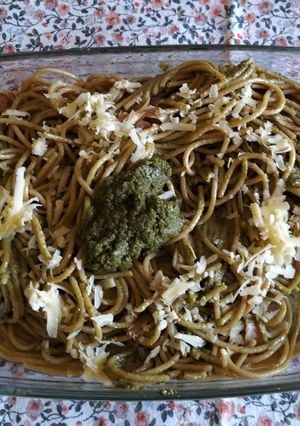 Una foto de Spaghetti integrales al pesto con bacón ahumado