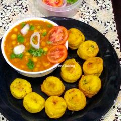 A picture of Aloo Chop And Ghugni.