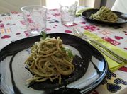 Una foto di pasta con avocado