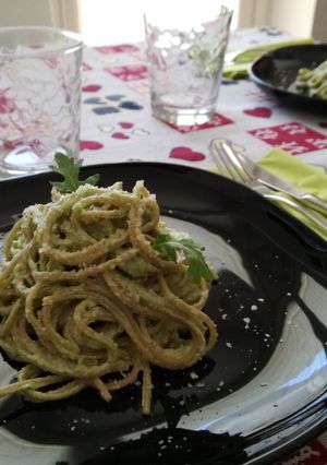 Foto di Spaghetti integrali al pesto di rucola, avocado e pinoli