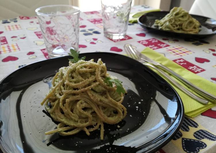 Spaghetti integrali al pesto di rucola, avocado e pinoli