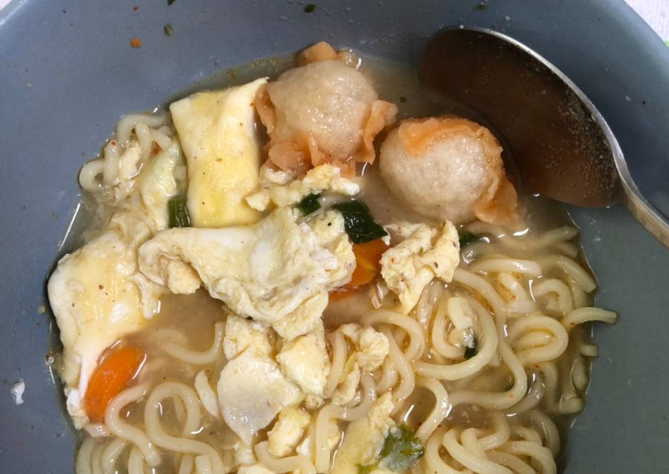 Indomie Kuah Sop Telur Korea campur Siomay Kering (bukan seblak), segar dan gurih pas cuaca dingin!