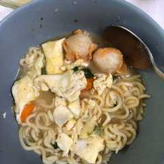 A picture of Indomie Kuah Sop Telur Korea campur Siomay Kering (bukan seblak), segar dan gurih pas cuaca dingin!.