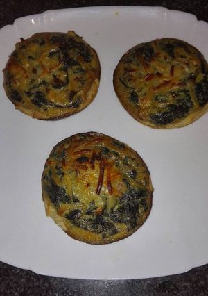 Foto principal de Mini quiche de hojaldre con acelgas con queso en crema y beicon 