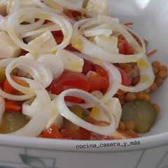 Una foto de Ensalada de lentejas y queso
