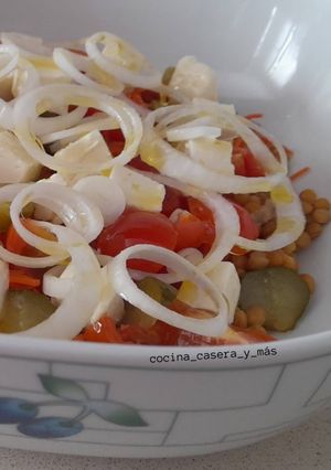 Una foto de Ensalada de lentejas y queso